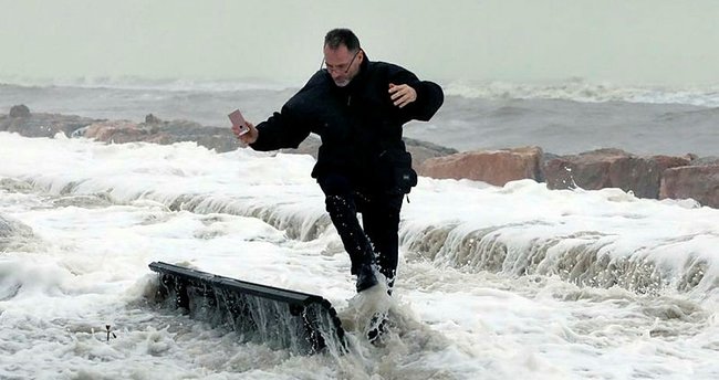 İspanya da şehri deniz köpüğü bastı